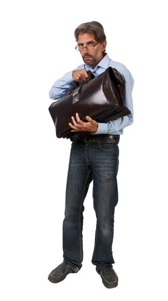 Человек обнимает чемодан изолирован — стоковое фото