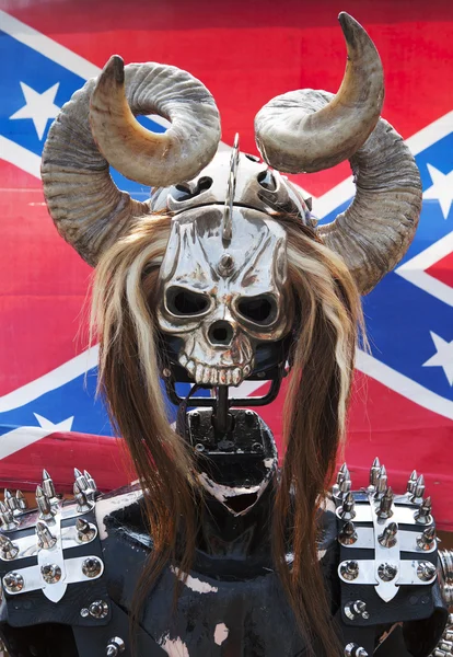 Helm in de vorm van een schedel met hoorns Stockfoto