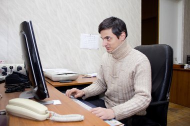 bir bilgisayarda çalışan genç busineass adam