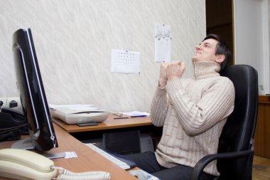 bir bilgisayarda çalışan genç busineass adam