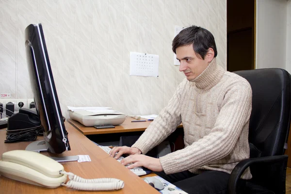 Junger Geschäftsmann arbeitet an einem Computer — Stockfoto