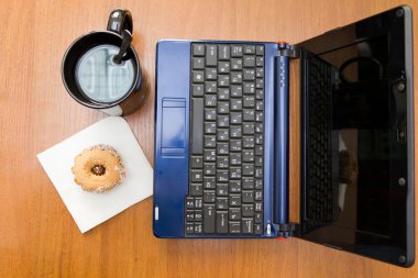 kahve ve donut üstten görünüm ile Netbook
