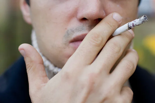 Homem fumando ao ar livre — Fotografia de Stock