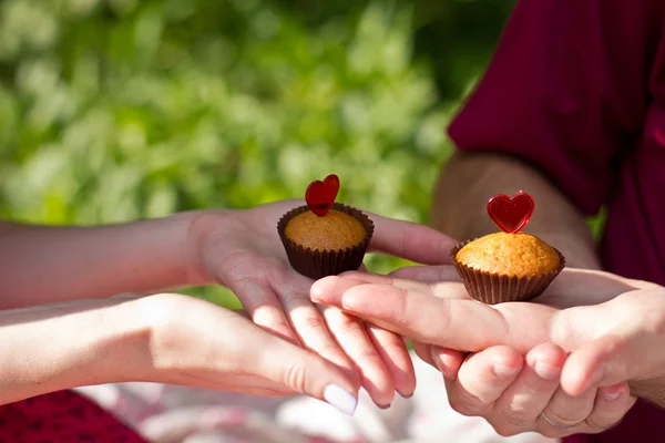 Deux gâteaux sur les mains masculines et féminines — Photo