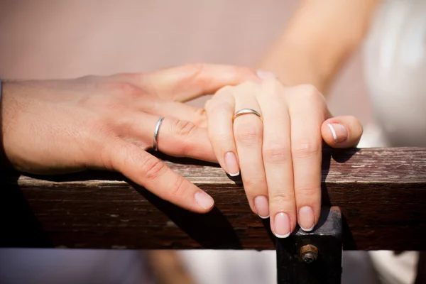 Hand met bruiloft ringen — Stockfoto