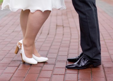 Gelin ve damat tarafından kaldırım şehir yürüyüş ayakkabıları