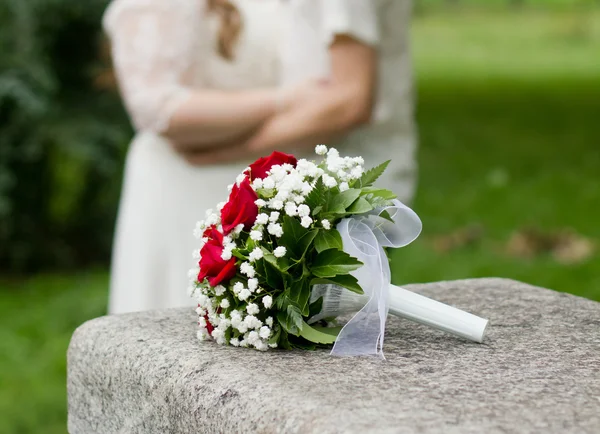Bouquet de mariage avec roses rouges — Photo