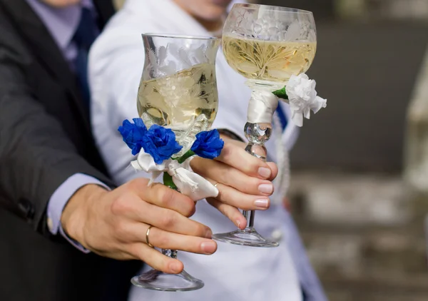 Bride and groom holding wedding glasses — Stock Photo, Image