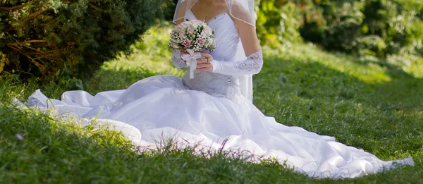 Bouquet da sposa rosa e rosa bianca — Foto Stock