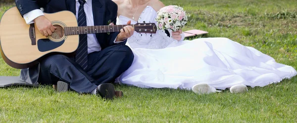 Bride and groom with the guitar Royalty Free Stock Photos