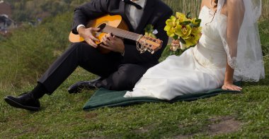 Gelin ve damat ile gitar
