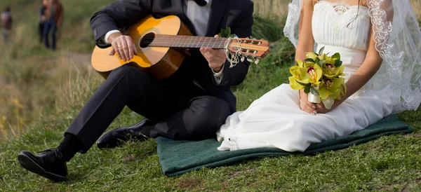 Νύφη και γαμπρός με την κιθάρα — Φωτογραφία Αρχείου