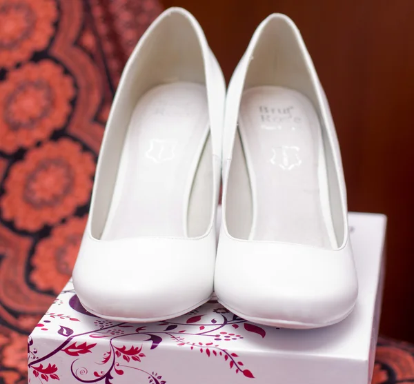 Scarpe bianche di sposa — Foto Stock