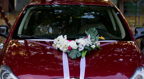 Voiture de mariage rouge — Photo