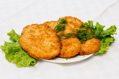 tavuk pirzola marul yaprakları üzerinde