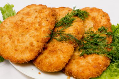 tavuk pirzola marul yaprakları üzerinde