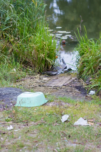 Çevre kirliliği. Parktaki gölde çöp.