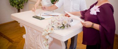 Nüfus dairesinde gençlerin resimleri. Kiev 'de düğün töreni