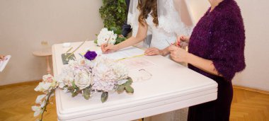 Nüfus dairesinde gençlerin resimleri. Kiev 'de düğün töreni