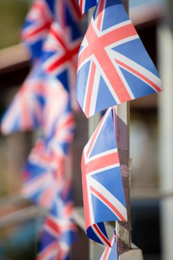 Bir sürü İngiliz bayrağı Kiev 'deki bir İngiliz okulu reklamı gibi.