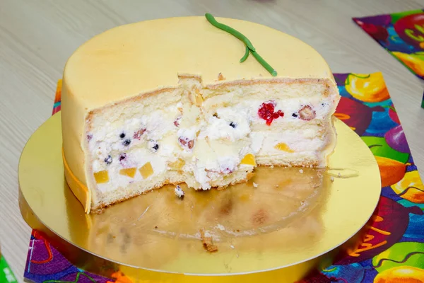 Ein Angeschnittener Kinderkuchen Für Eine Geburtstagsfeier Nahaufnahme — Stockfoto