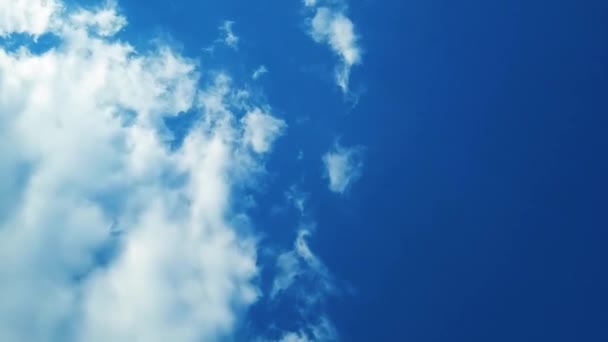 白い雲が空を高速で移動し 時間の経過 — ストック動画