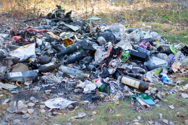 环境污染 基辅公园里有很多垃圾 — 图库照片