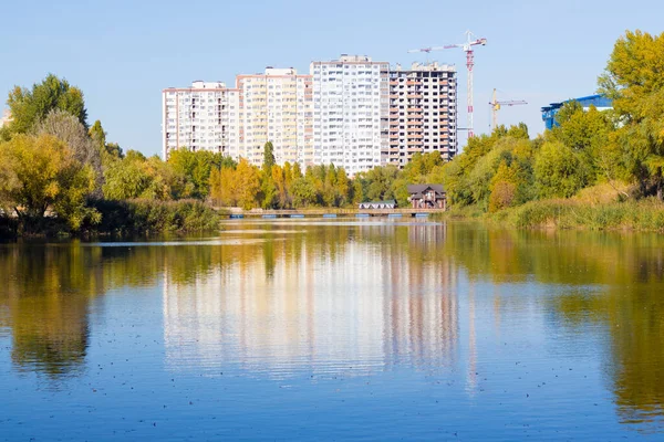 Novos Edifícios Altos Perto Lago Kiev — Fotografia de Stock