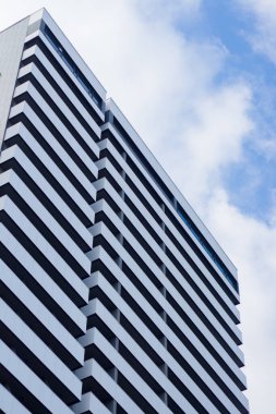 Gökyüzüne karşı gökdelenler. Alt görünüm