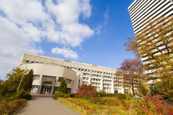 秋のキエフ国立大学タラス シェフチェンコ地理学部心理学科 — ストック写真