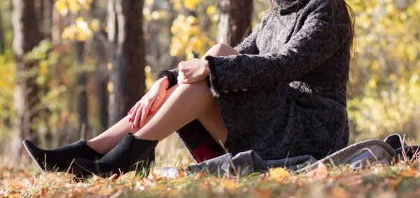 Ragazza Che Riposa Sull Erba Parco Cittadino Autunno — Foto Stock