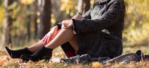 Ragazza Che Riposa Sull Erba Parco Cittadino Autunno — Foto Stock