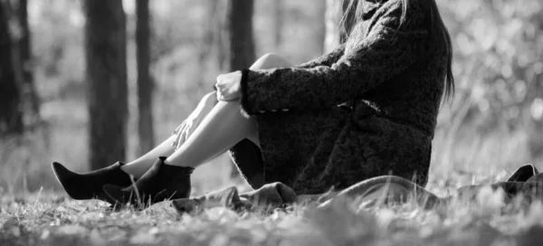 Dziewczyna Odpoczywająca Trawie Parku Miejskim Jesienią — Zdjęcie stockowe
