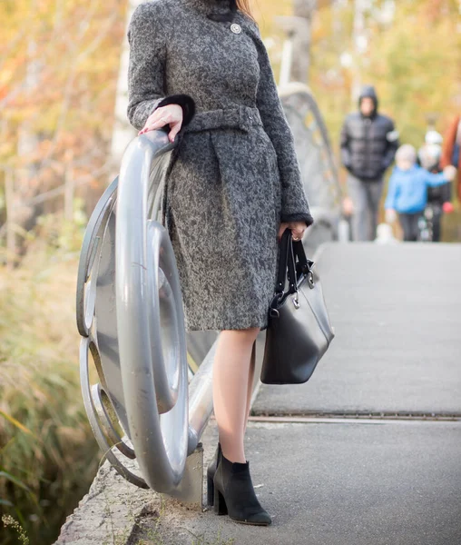 Chica Caminando Parque Ciudad Otoño — Foto de Stock