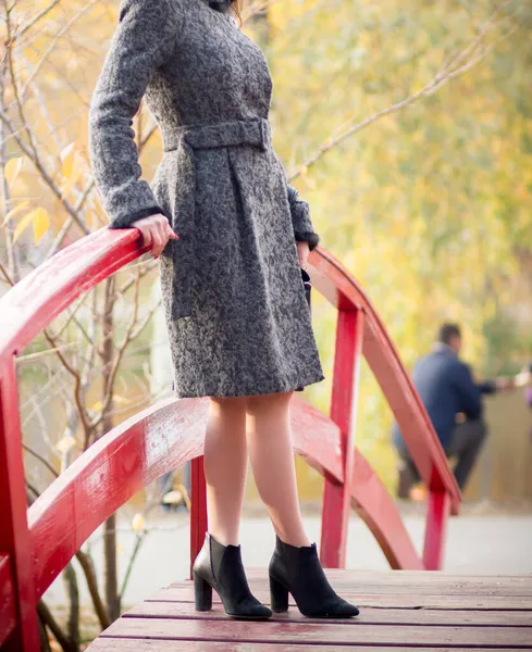 Girl Walking City Park Autumn — Stock Photo, Image