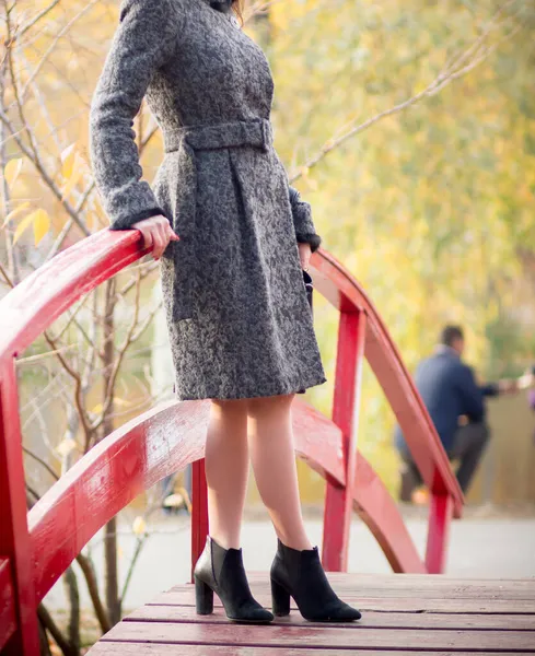 Chica Caminando Parque Ciudad Otoño — Foto de Stock