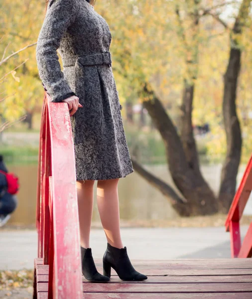 Girl Walking City Park Autumn — Stock Photo, Image