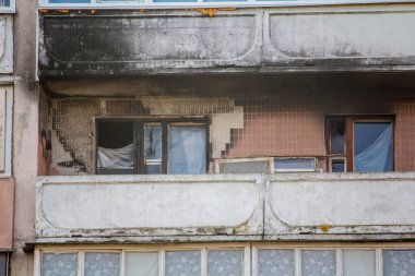 Yangından sonra çok katlı bir bina