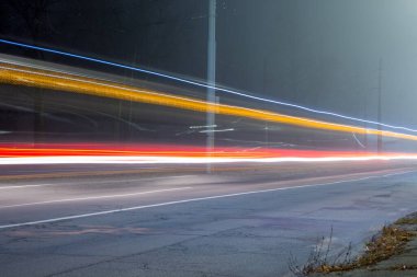 Şehirdeki yolda gece sis vardı.