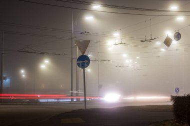 Şehirdeki yolda gece sis vardı.