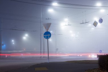 Şehirdeki yolda gece sis vardı.