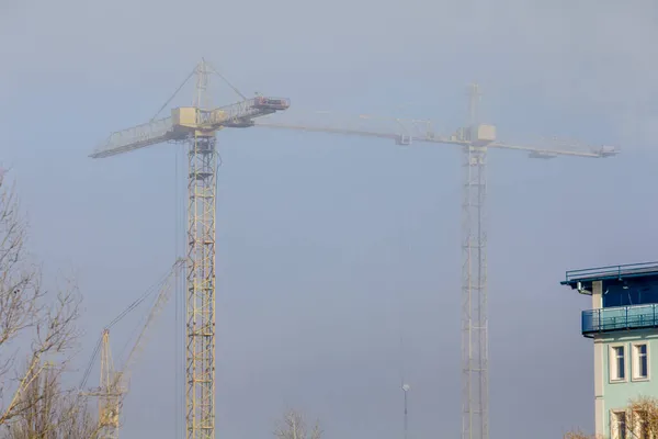 Gru Costruzione Nella Nebbia Una Giornata Sole — Foto Stock