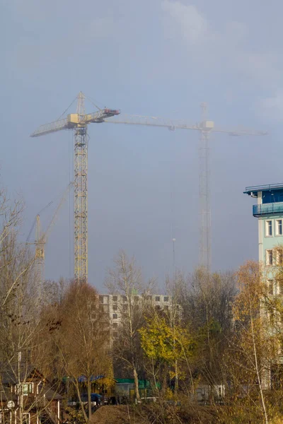 Construction Crane Fog Sunny Day — Stock Photo, Image