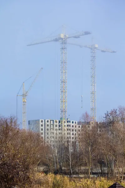 Grúa Construcción Niebla Día Soleado —  Fotos de Stock