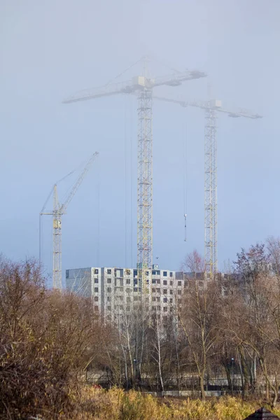 Grúa Construcción Niebla Día Soleado —  Fotos de Stock