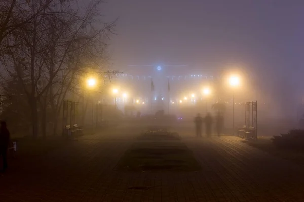 Wieczorem Mgła Jesiennym Parku Park Młodzieżowy Troeshchina — Zdjęcie stockowe