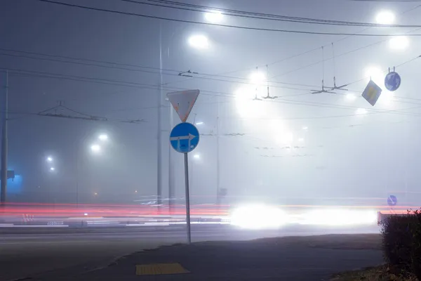 市内の道路上の夜の霧 — ストック写真