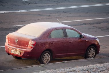 Sonbaharda geceleri ilk dondurucu soğuklar. Arabalar buzla kaplı.