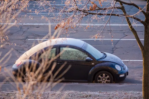 Salju Pertama Malam Hari Musim Gugur Mobil Ditutupi Dengan Embun — Stok Foto