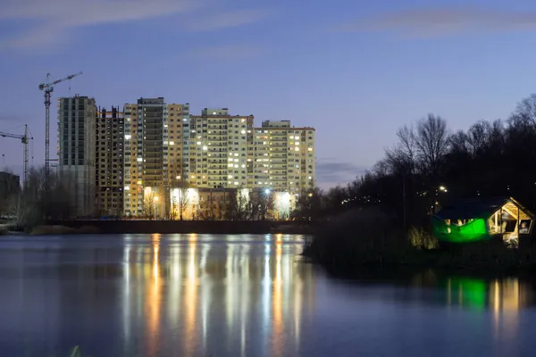 Casas Vários Andares Perto Lago Noite Kiev — Fotografia de Stock